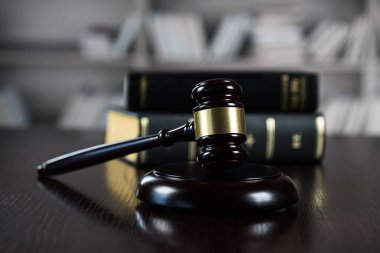 tahta tokmak ve kitaplar, adalet ve hukuk kavramı 