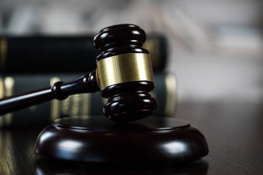 Mahkeme, adalet ve hukuk kavram tahta tokmak 