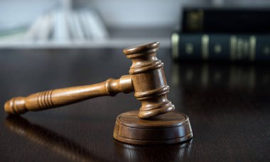 Mahkeme, adalet ve hukuk kavram tahta tokmak 