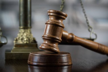 Mahkeme, adalet ve hukuk kavram tahta tokmak 