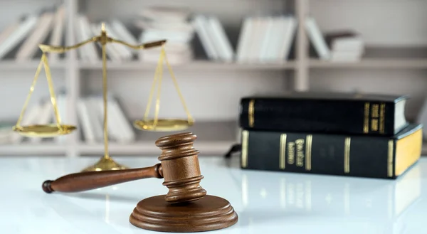  Avukatlar, adalet ve tahta tokmak pullarla oda ofis