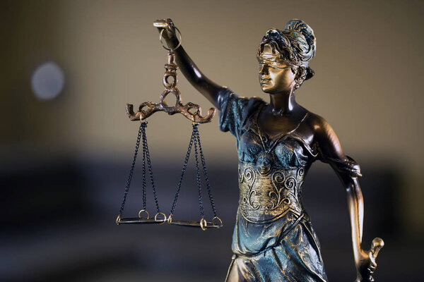 скульптура слепой Фемиды с пустыми весами, мифологическая греческая богиня, символ справедливости
