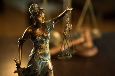 boş denge holding kör Themis heykeli ölçekler, mitolojik Yunan tanrıçası, adalet sembolü