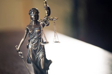 boş denge holding kör Themis heykeli ölçekler, mitolojik Yunan tanrıçası, adalet sembolü