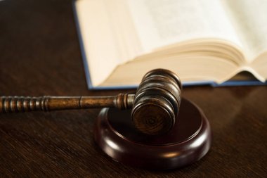 tahta tokmak ve kitap, adalet ve hukuk kavramı 