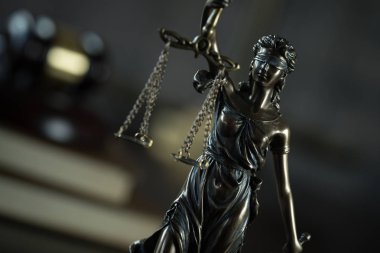 boş denge holding kör Themis heykeli ölçekler, mitolojik Yunan tanrıçası, adalet sembolü