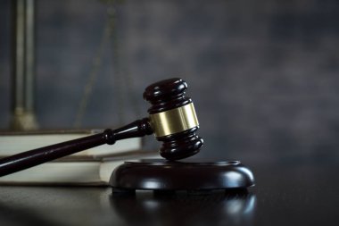 Mahkeme, adalet ve hukuk kavram tahta tokmak 