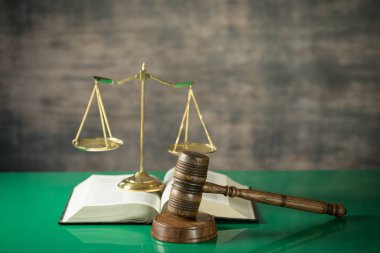  Avukatlar, adalet, kitap ve tahta tokmak pullarla oda ofis