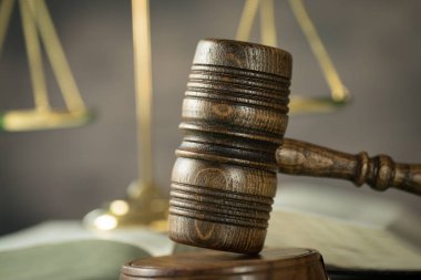 Mahkeme, adalet ve hukuk kavram tahta tokmak 