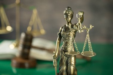 boş denge holding kör Themis heykeli ölçekler, mitolojik Yunan tanrıçası, adalet sembolü