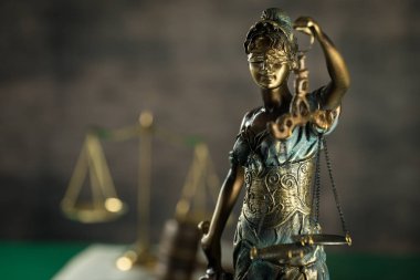 boş denge holding kör Themis heykeli ölçekler, mitolojik Yunan tanrıçası, adalet sembolü