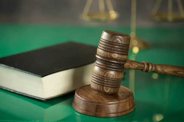Ξύλινο Σφυρί Και Βιβλίο Δικαιοσύνης Και Δικαίου Έννοια — Φωτογραφία Αρχείου