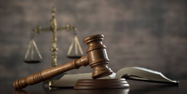 tahta tokmak ve kitap, arka plan üzerinde adaletin themis terazisi