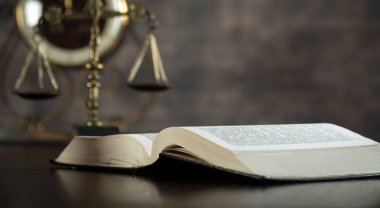  Avukatlar ofis Oda ile ilgili kitap adaletin terazisi