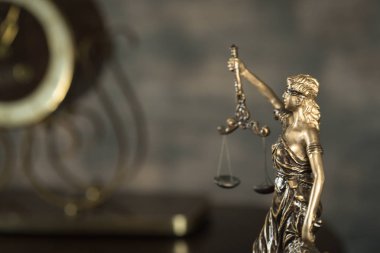 boş denge holding kör Themis heykeli ölçekler, mitolojik Yunan tanrıçası, adalet sembolü