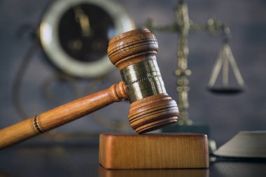 Mahkeme, adalet ve hukuk kavram tahta tokmak 