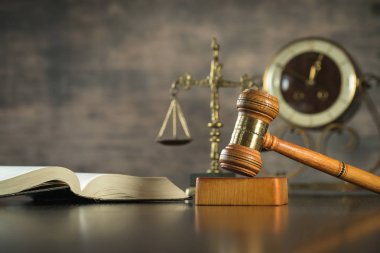  Avukatlar, adalet, kitap ve tahta tokmak pullarla oda ofis