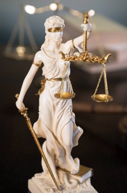 boş denge holding kör Themis heykeli ölçekler, mitolojik Yunan tanrıçası, adalet sembolü