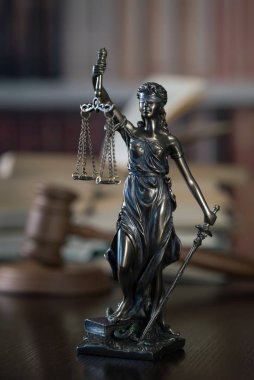 boş denge holding kör Themis heykeli ölçekler, mitolojik Yunan tanrıçası, adalet sembolü