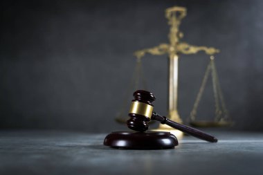 tahta tokmak ve arka plan üzerinde adaletin terazisi