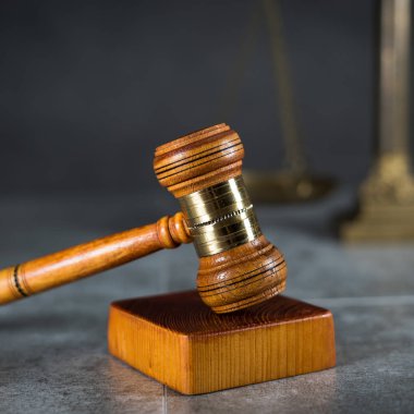 Mahkeme, adalet ve hukuk kavram tahta tokmak 