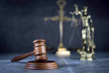 tahta tokmak ve themis arka plan üzerinde adaletin terazisi ile