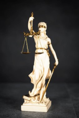 boş denge holding kör Themis heykeli ölçekler, mitolojik Yunan tanrıçası, adalet sembolü