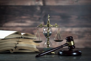 Avukatlar, adalet, kitaplar ve tahta tokmak pullarla oda ofis