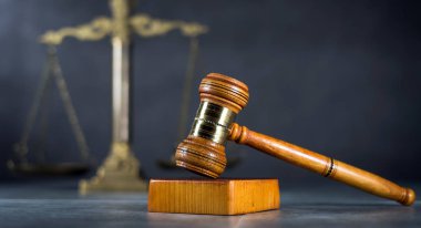 Mahkeme, adalet ve hukuk kavram tahta tokmak 