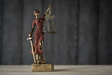 boş denge holding kör Themis heykeli ölçekler, mitolojik Yunan tanrıçası, adalet sembolü