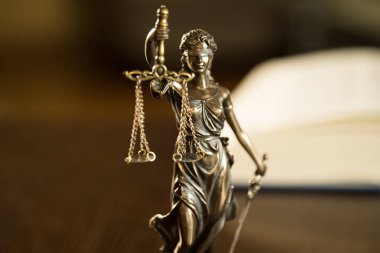 boş denge holding kör Themis heykeli ölçekler, mitolojik Yunan tanrıçası, adalet sembolü