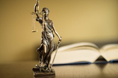 boş denge holding kör Themis heykeli ölçekler, mitolojik Yunan tanrıçası, adalet sembolü
