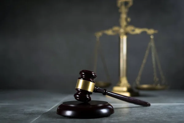 裁判所 正義と法の概念に木製小槌 — ストック写真