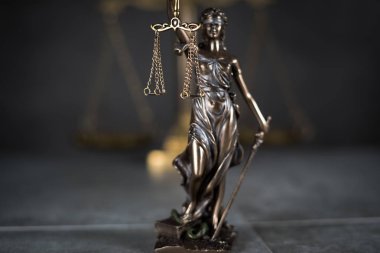 boş denge holding kör Themis heykeli ölçekler, mitolojik Yunan tanrıçası, adalet sembolü