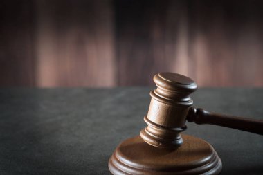 Mahkeme, adalet ve hukuk kavram tahta tokmak 