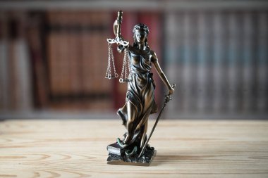 boş denge holding kör Themis heykeli ölçekler, mitolojik Yunan tanrıçası, adalet sembolü