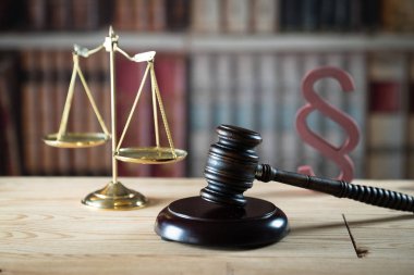  Avukatlar, adalet ve tahta tokmak pullarla oda ofis