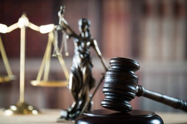 tahta tokmak ve holding boş denge ölçekler, mitolojik Yunan tanrıçası, adaletin sembolü kör Themis heykeli