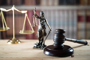 tahta tokmak ve holding boş denge ölçekler, mitolojik Yunan tanrıçası, adaletin sembolü kör Themis heykeli