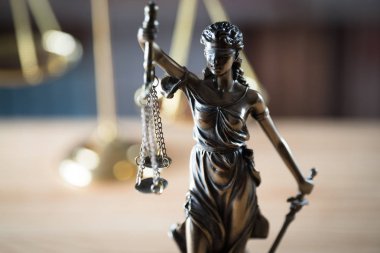 boş denge holding kör Themis heykeli ölçekler, mitolojik Yunan tanrıçası, adalet sembolü