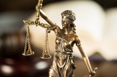 boş denge holding kör Themis heykeli ölçekler, mitolojik Yunan tanrıçası, adalet sembolü