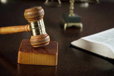 Mahkeme, adalet ve hukuk kavram tahta tokmak 