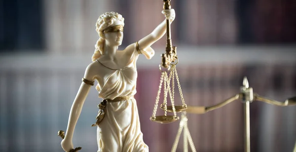 boş denge holding kör Themis heykeli ölçekler, mitolojik Yunan tanrıçası, adalet sembolü