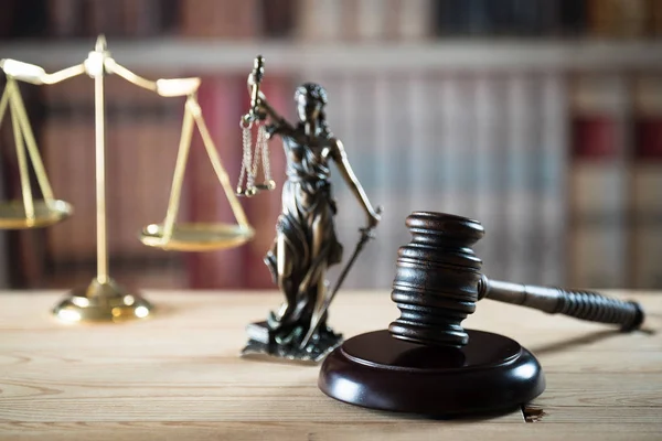 Wooden Gavel Sculpture Blind Themis Holding Empty Balance Scales Mythological — Stock Photo, Image