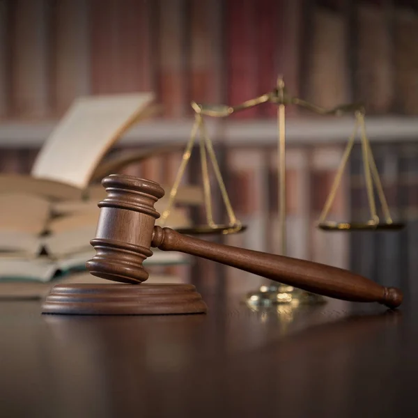  Avukatlar, adalet ve tahta tokmak pullarla oda ofis