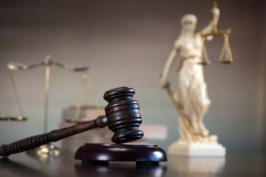 tahta tokmak ve holding boş denge ölçekler, mitolojik Yunan tanrıçası, adaletin sembolü kör Themis heykeli