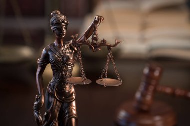 boş denge holding kör Themis heykeli ölçekler, mitolojik Yunan tanrıçası, adalet sembolü