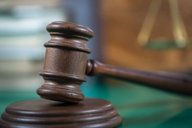 Mahkeme, adalet ve hukuk kavram tahta tokmak 