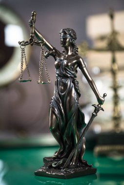 boş denge holding kör Themis heykeli ölçekler, mitolojik Yunan tanrıçası, adalet sembolü