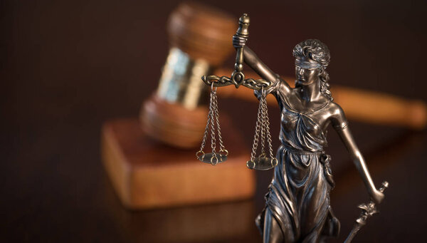 скульптура слепой Фемиды с пустыми весами, мифологическая греческая богиня, символ справедливости
